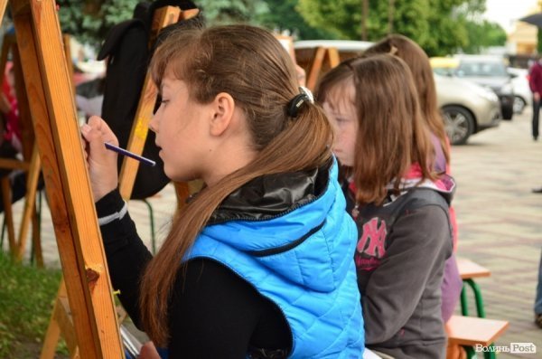 Із цигарками у Луцьку боролися цукерками та розвагами. ФОТО