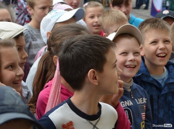 Із цигарками у Луцьку боролися цукерками та розвагами. ФОТО