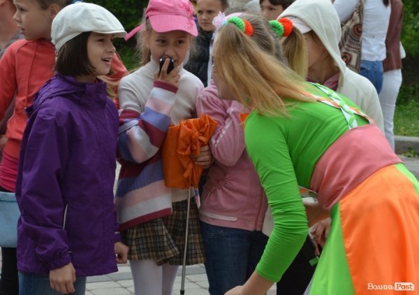 Із цигарками у Луцьку боролися цукерками та розвагами. ФОТО