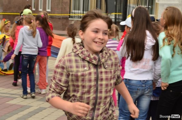 Із цигарками у Луцьку боролися цукерками та розвагами. ФОТО