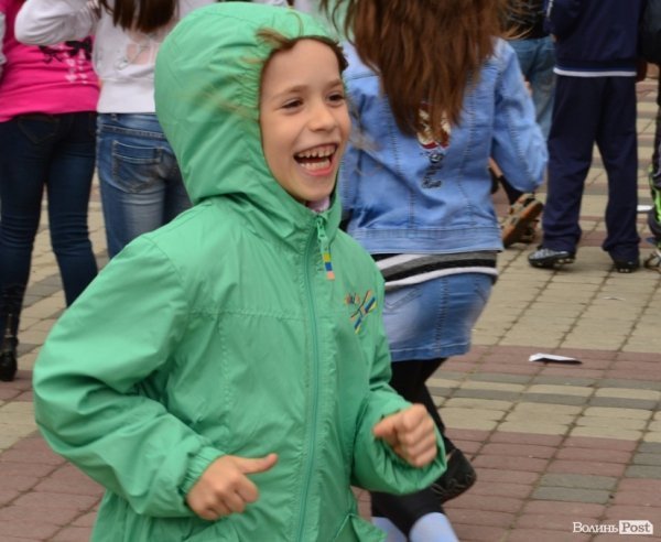 Із цигарками у Луцьку боролися цукерками та розвагами. ФОТО