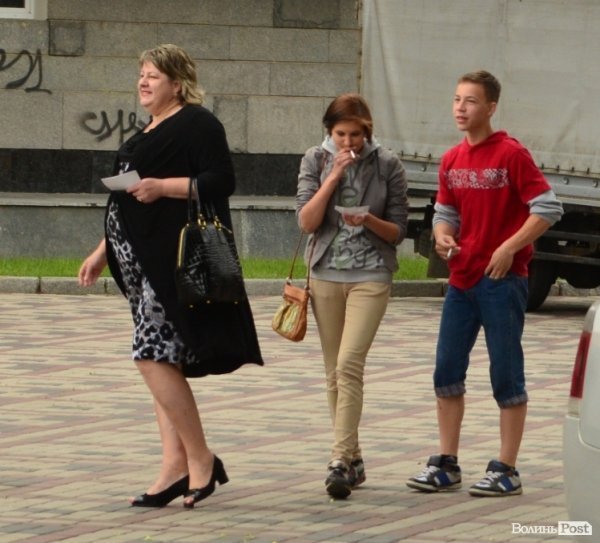 Із цигарками у Луцьку боролися цукерками та розвагами. ФОТО