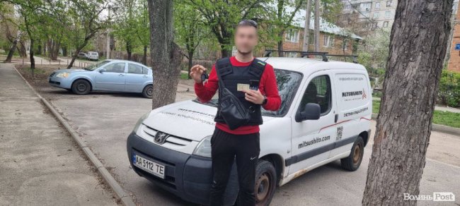 Дорога в пекло. Перукарка, родом з Донбасу, возить автомобілі на фронт. ФОТО