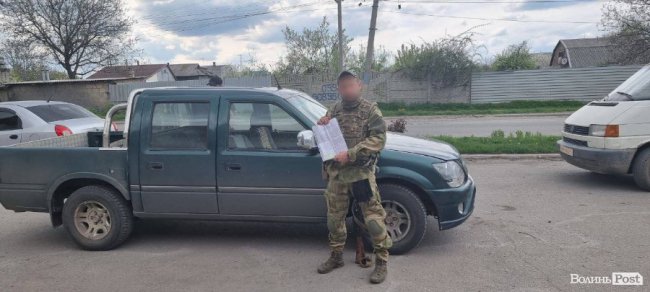 Дорога в пекло. Перукарка, родом з Донбасу, возить автомобілі на фронт. ФОТО