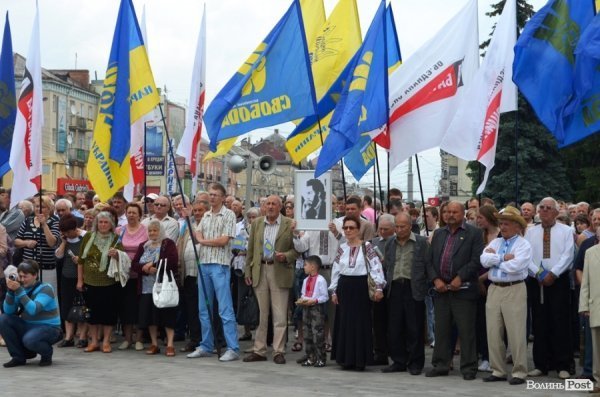 Луцьк вийшов на віче - захищати мову. ФОТО