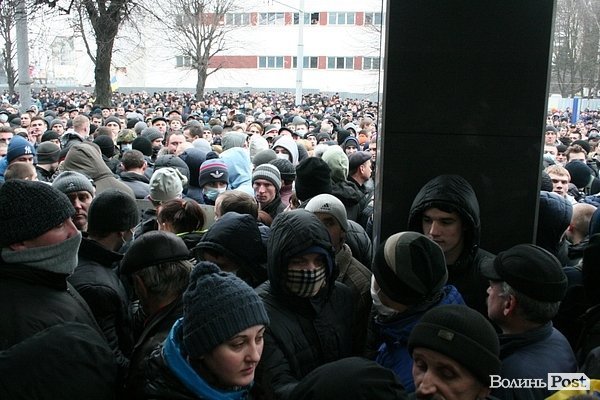 «Правий сектор» під стінами СБУ Волині. ФОТО. ВІДЕО