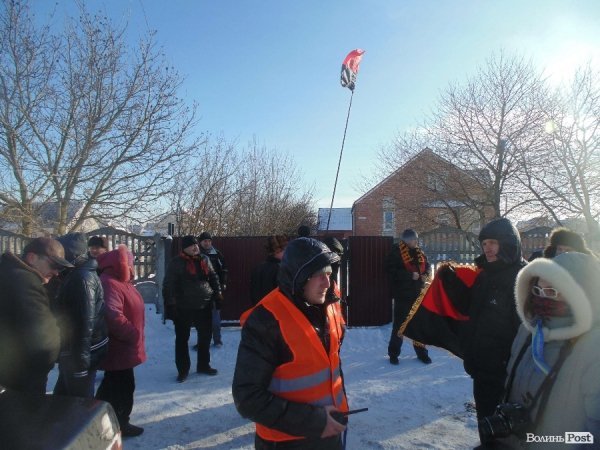Як волинські автомайданівці пікетували маєтки регіоналів. ФОТО. ВІДЕО