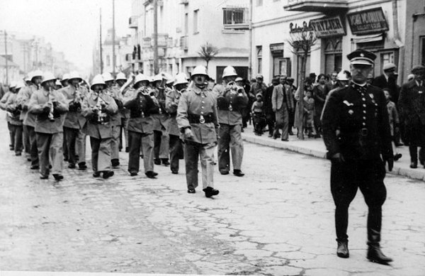  Парад пожежників на Ягеллонській, замощеній трилінкою. Фото з приватної колекції