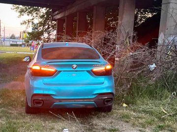 Мав ознаки алкосп’яніння: у Луцьку водій злетів з дороги та збив дорожній знак. ФОТО