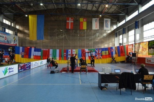 У Луцьку стартував ювілейний чемпіонат світу WPA з пауерліфтингу. ФОТО 