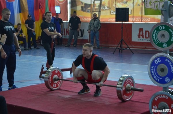 У Луцьку стартував ювілейний чемпіонат світу WPA з пауерліфтингу. ФОТО 