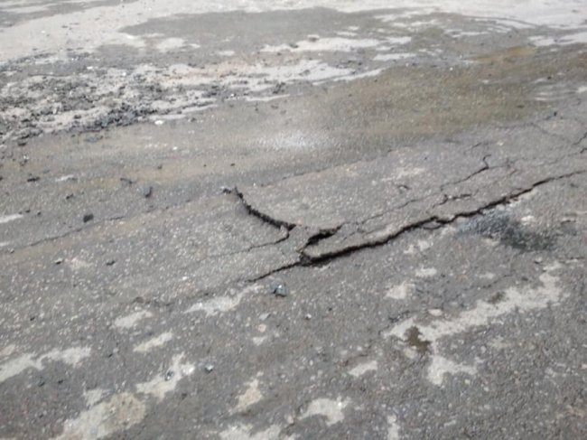 У місті на Волині дорожники, доки латали одну ділянку дороги – потрощили іншу. ФОТО