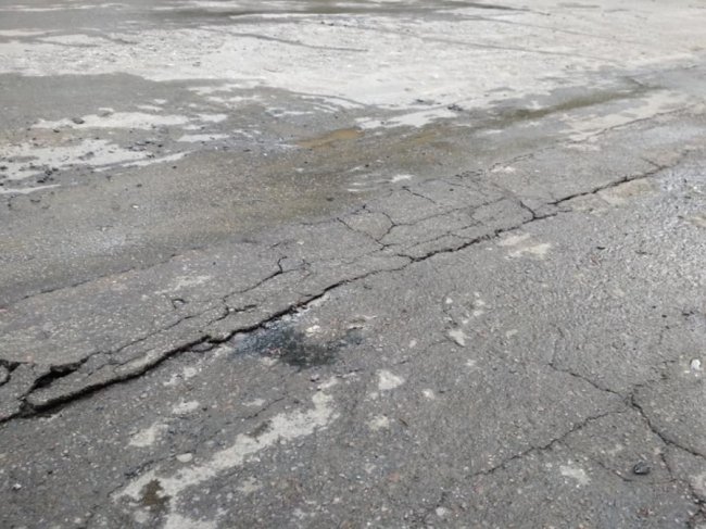 У місті на Волині дорожники, доки латали одну ділянку дороги – потрощили іншу. ФОТО