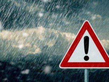 Дощ, сніг і сильний вітер: українців попереджають про погіршення погоди