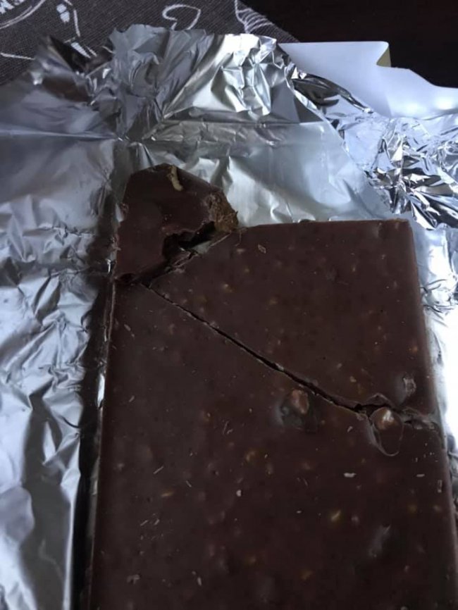 Волинянка придбала шоколад із хробаком. ФОТО