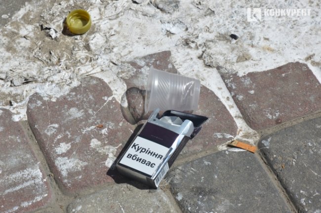 У Луцьку біля драмтеатру підлітки п'ють, смітять і матюкаються. ФОТО