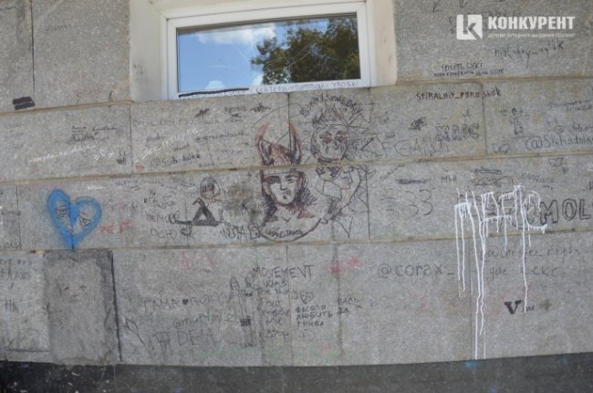 У Луцьку біля драмтеатру підлітки п'ють, смітять і матюкаються. ФОТО