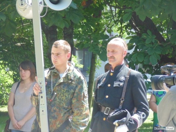 У Луцьку козаки і революціонери влаштували ходу в пам’ять про перемогу над Москвою. ФОТО