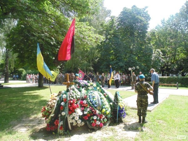 У Луцьку козаки і революціонери влаштували ходу в пам’ять про перемогу над Москвою. ФОТО