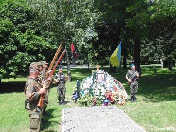 У Луцьку козаки і революціонери влаштували ходу в пам’ять про перемогу над Москвою. ФОТО