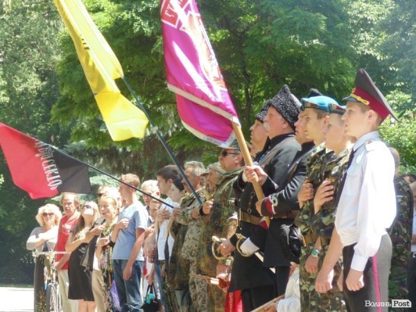 У Луцьку козаки і революціонери влаштували ходу в пам’ять про перемогу над Москвою. ФОТО