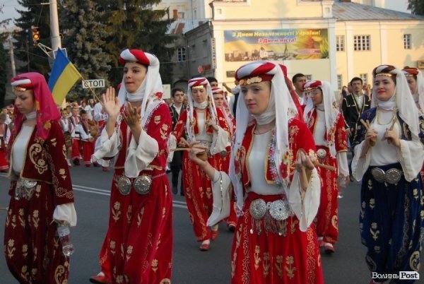 «Поліське літо з фольклором» завершили парадом, концертом і феєрверком. ФОТО