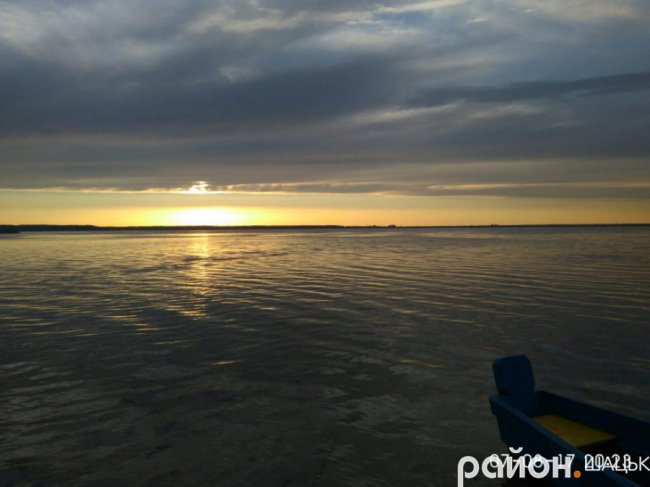 Опублікували дивовижні світлини заходу сонця на Світязі