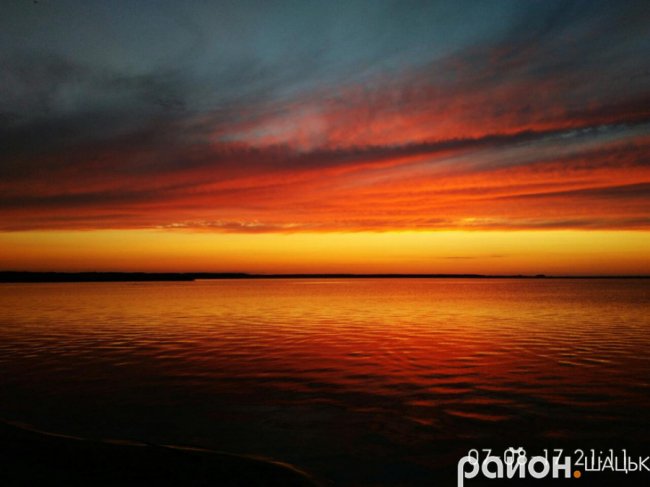 Опублікували дивовижні світлини заходу сонця на Світязі