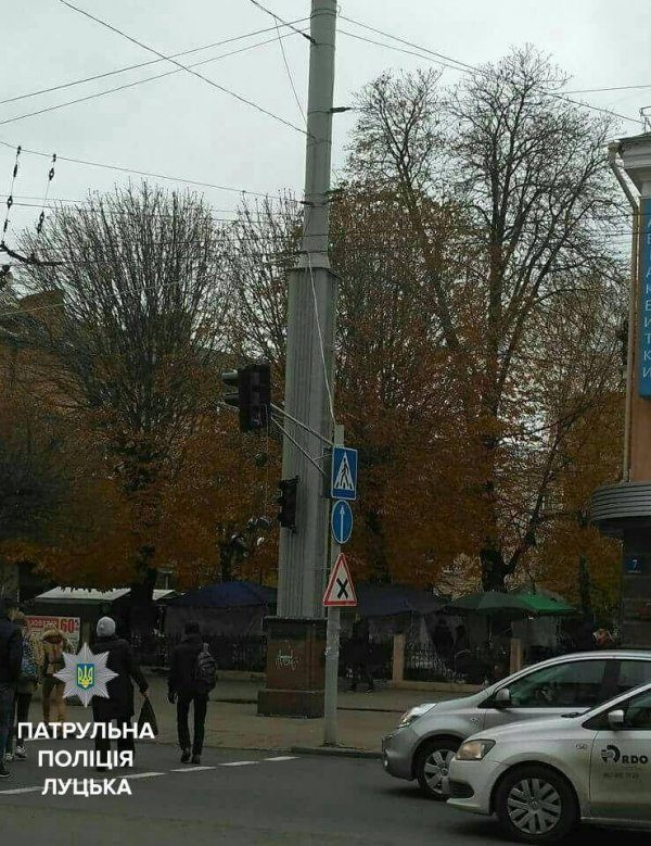 У Луцьку вантажівка розламала світлофор. ФОТО