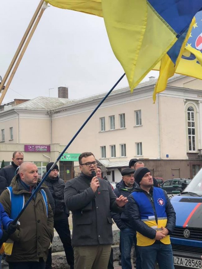 У центрі Луцька зібралися власники євроавтівок