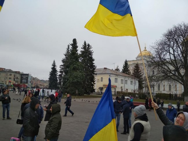 У центрі Луцька зібралися власники євроавтівок