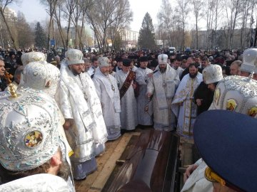 Тисячі людей у Тернополі прийшли попрощатися з братом митрополита Михаїла. ФОТО