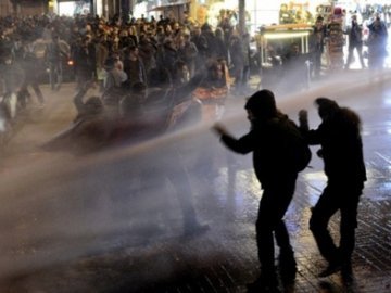 У Туреччині акцію протесту розігнали водометами