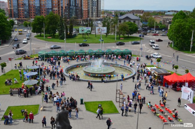 Фестиваль «Мокрі носики» біля луцького «Променя»: як безпритульним пухнастикам шукали дім. ФОТО