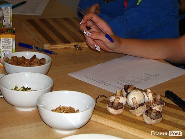 Як луцькі мами вчилися готувати йогурт. ФОТО