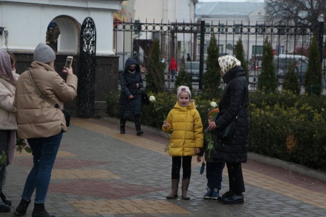 Митрополит Михаїл дарував жінкам квіти на Благовіщення. ФОТО 