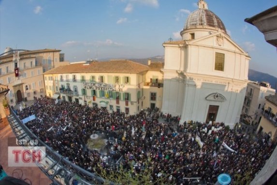 Офіційно: Бенедикт XVI перестав бути Папою Римським. ФОТО