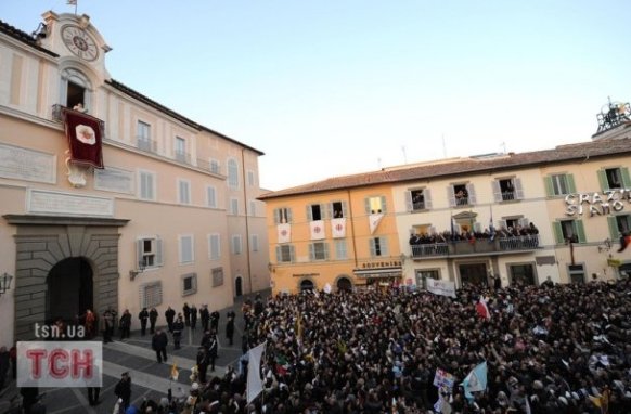 Офіційно: Бенедикт XVI перестав бути Папою Римським. ФОТО