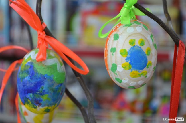 Традиційні писанки, яскраві курчатка і апетитні паски: великодній Луцьк. ФОТОРЕПОРТАЖ