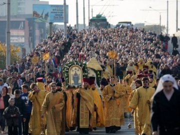 Через хресну ходу тимчасово зупинять рух транспорту у частині Луцька 