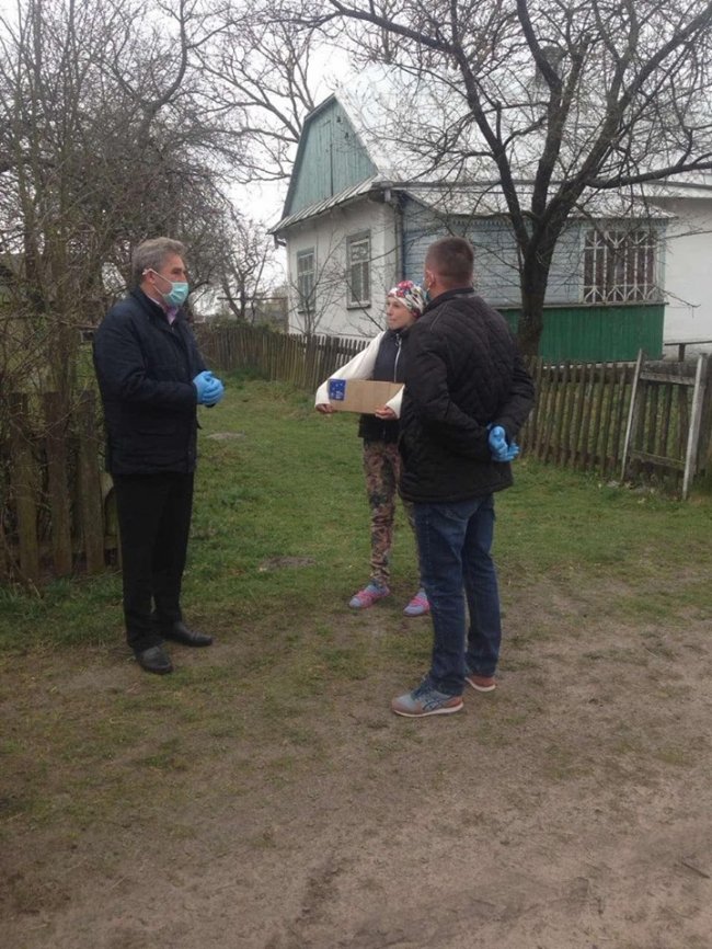 «Люди не вірять, що таке буває»: мешканцям Ратнівщини безкоштовно розвозили продукти. ФОТО