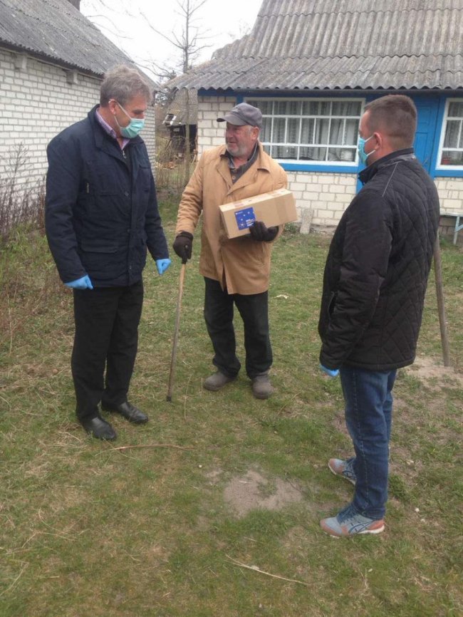 «Люди не вірять, що таке буває»: мешканцям Ратнівщини безкоштовно розвозили продукти. ФОТО