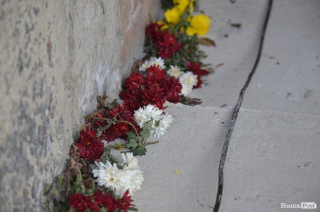 Килим із квітів та цілування рук: як у Луцьку зустріли Онуфрія. ФОТОРЕПОРТАЖ