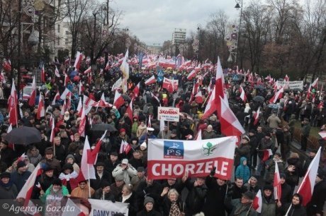 У Варшаві вийшли на мітинг десятки тисяч прихильників влади. ФОТО