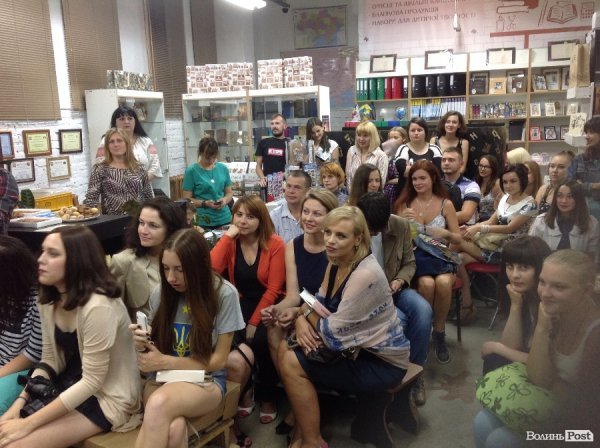 У Луцькій книгарні «заговорили» книги. ФОТО. ВІДЕО