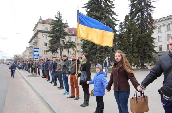 У Луцьку утворили Ланцюг Миру. ФОТО