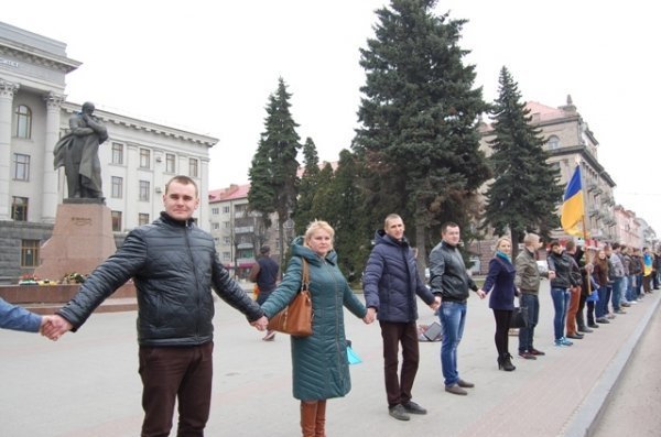 У Луцьку утворили Ланцюг Миру. ФОТО