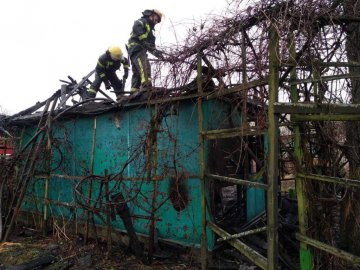 Вогонь знищив більшу частину будівлі: на Волині горіла дача.ФОТО