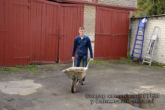 Луцькі поліцейські вийшли на толоку. ФОТО