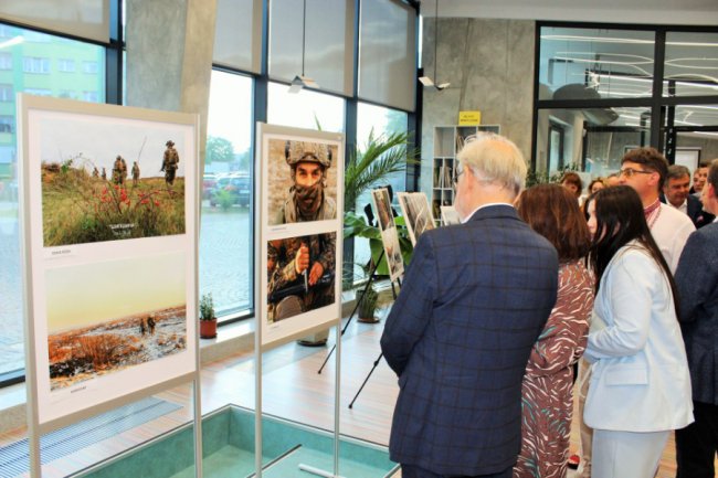 У Польщі відкрили фотовиставку Героя з Волині, який загинув під Бахмутом